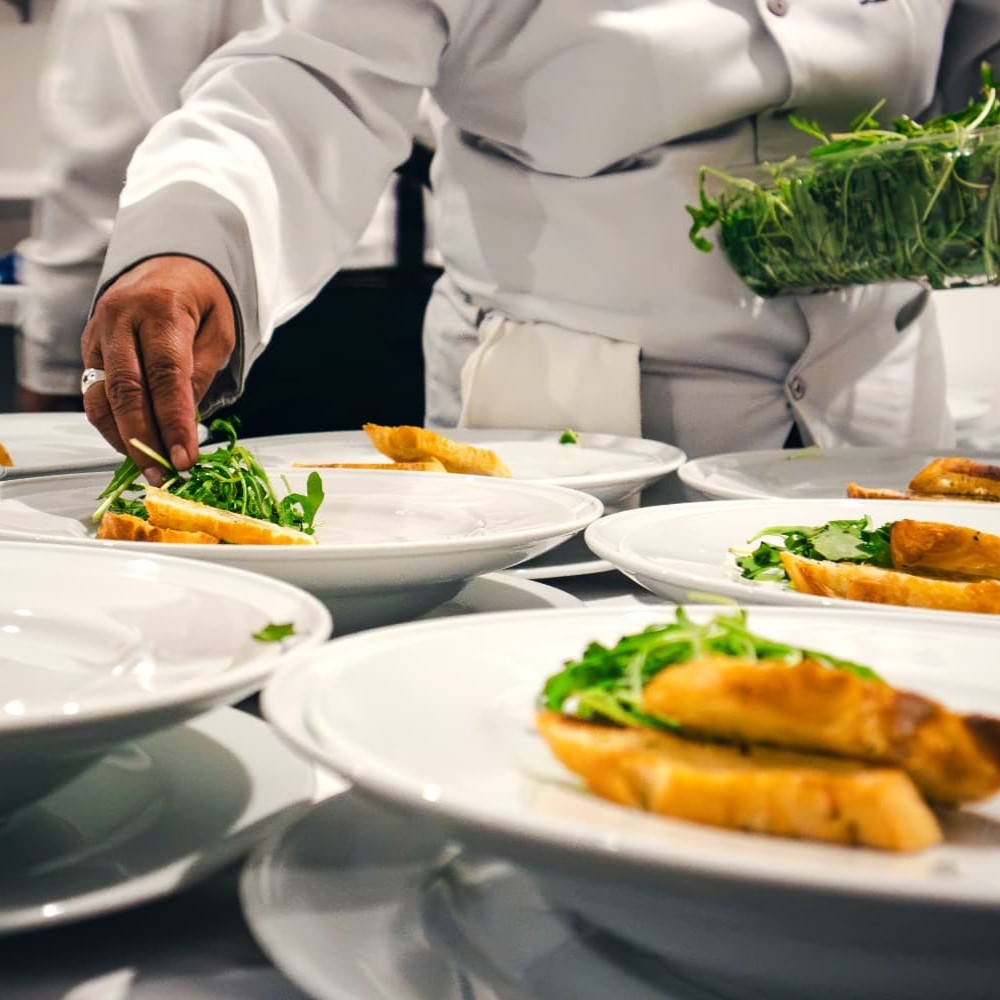 Platos gourmet servidos en una mesa, listos para un evento de catering.