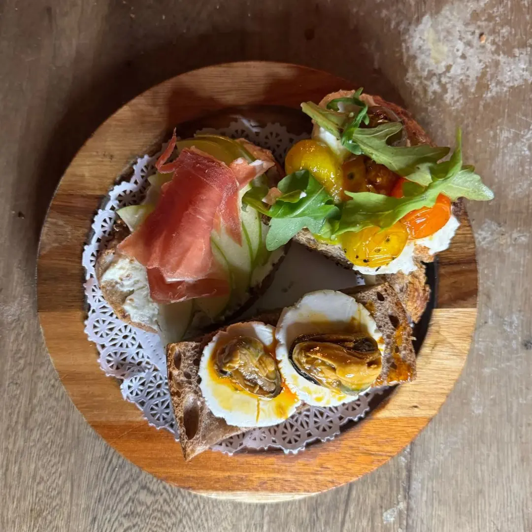  Trío de Tostas con combinaciones de sabores jamón y fruta, mejillones y tomate con rúcula