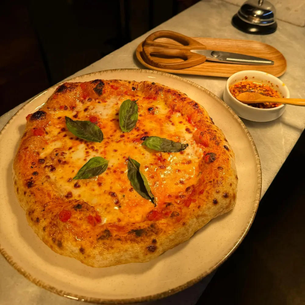Pizza Margherita estilo napolitano.