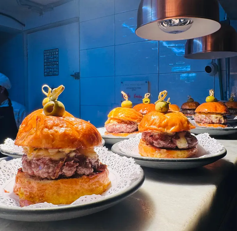 Hamburguesas gourmet de res con queso.