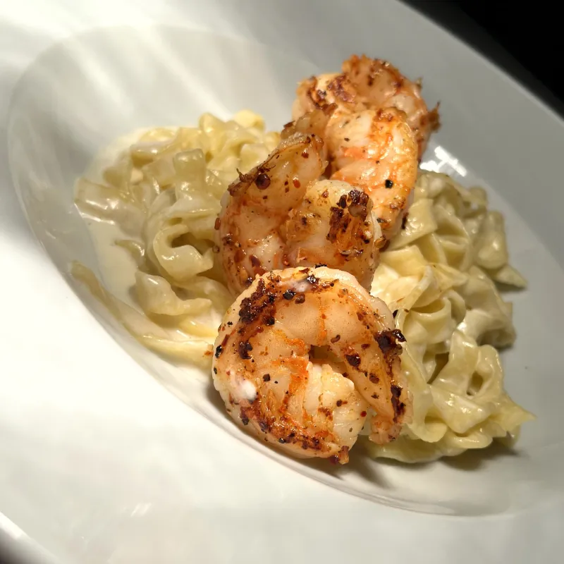 Pasta con camarones en salsa cremosa.