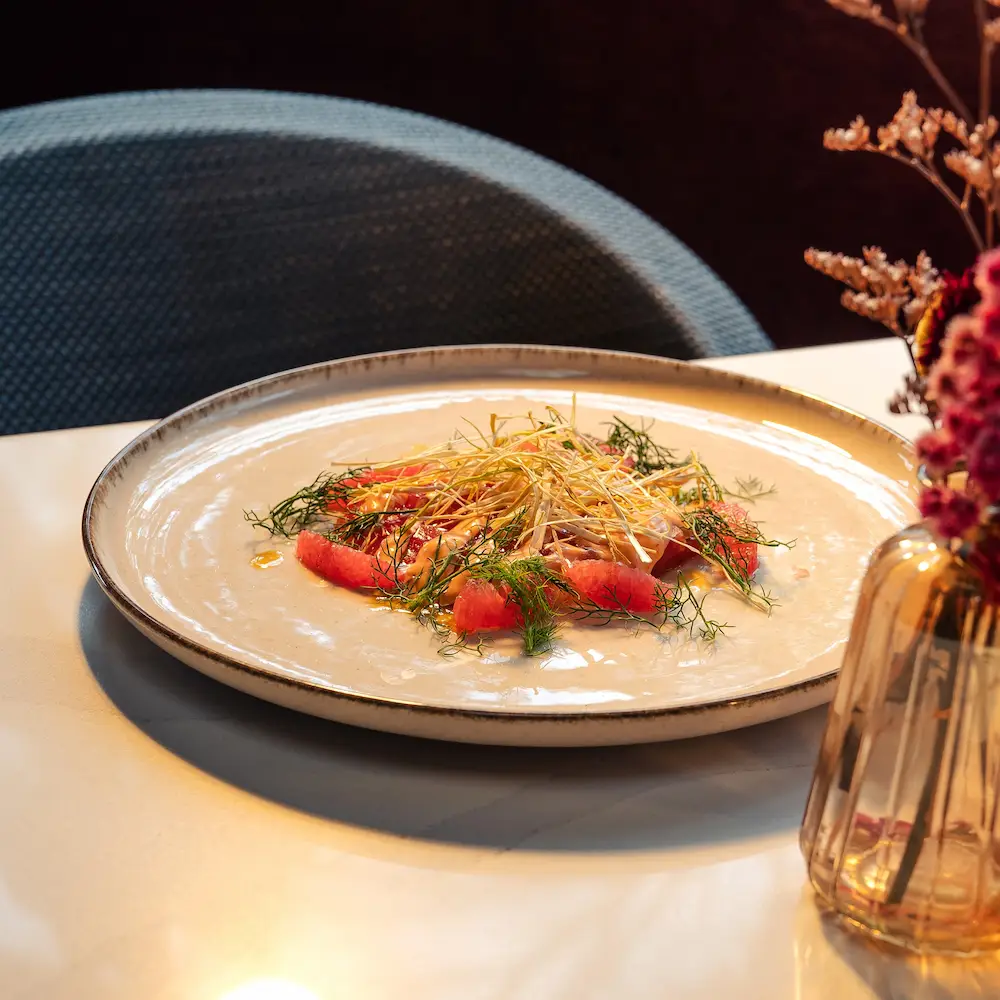 Carpaccio de Salmón con eneldo y crujientes