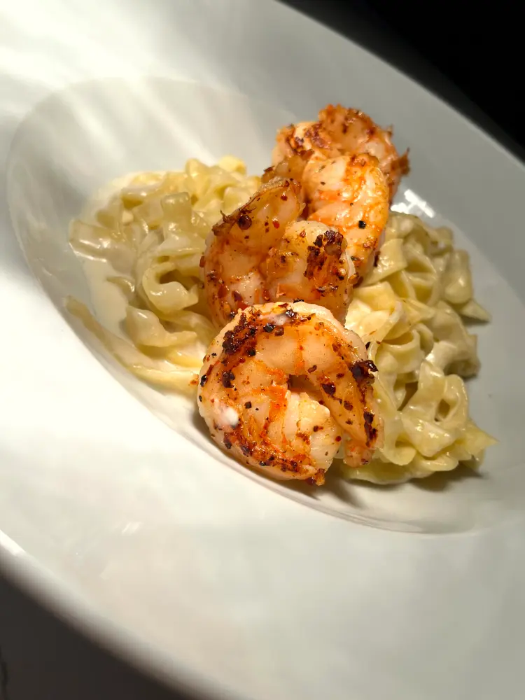Pasta fettuccine con camarones a la parrilla.