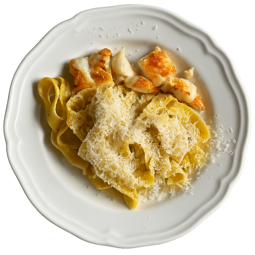 Plato de pasta fetuccine con trozos de pechuga de pollo a la plancha y queso rallado.