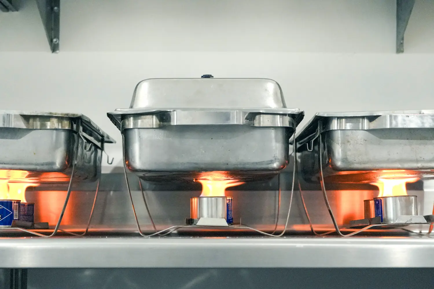 Bufetera calentada por una flama para evento de catering.