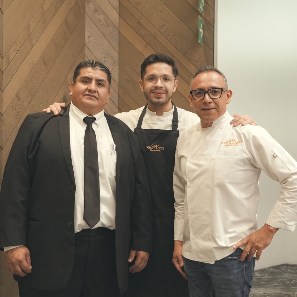 Equipo de Casa Pestalozzi listo para un evento de catering