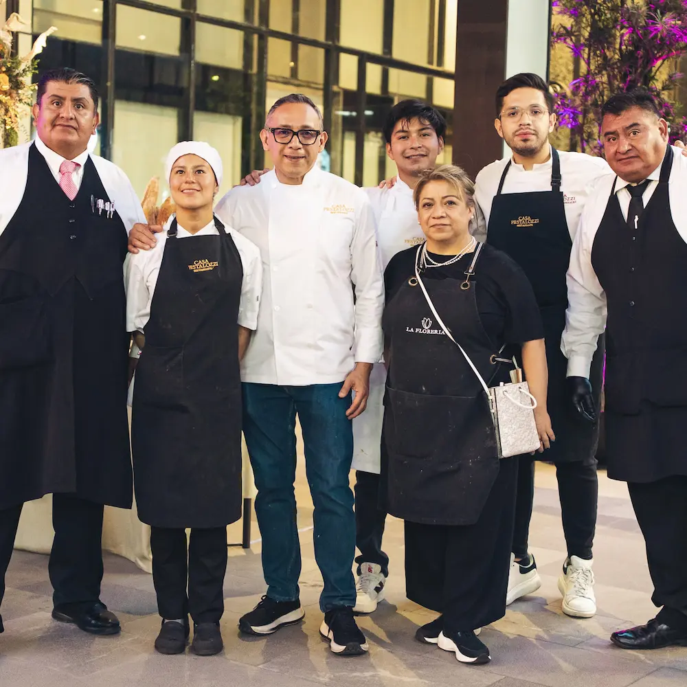 Equipo de Casa Pestalozzi listo para un evento de catering.